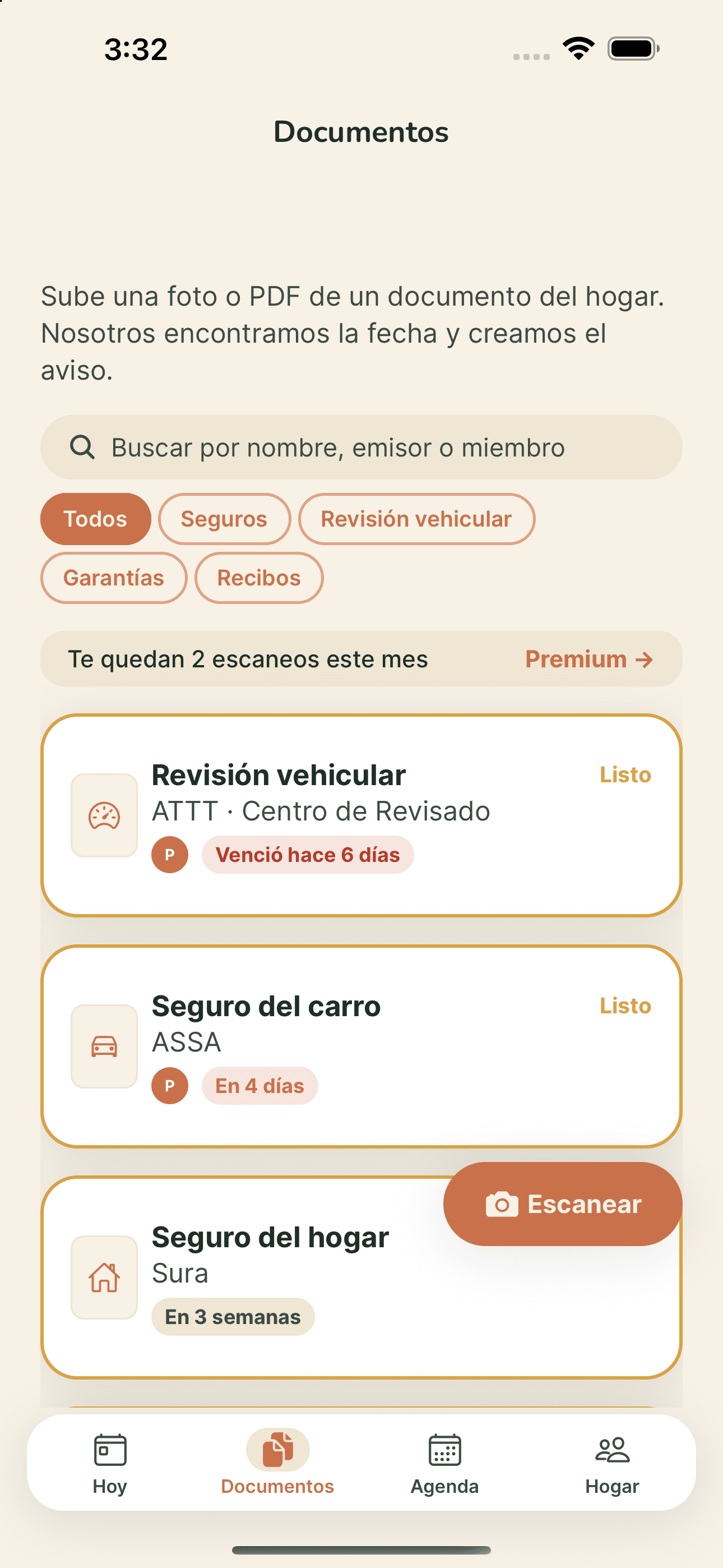 El vault de documentos: revisión vehicular, seguro del carro de ASSA y seguro del hogar, cada uno con su fecha de vencimiento y a quién pertenece.