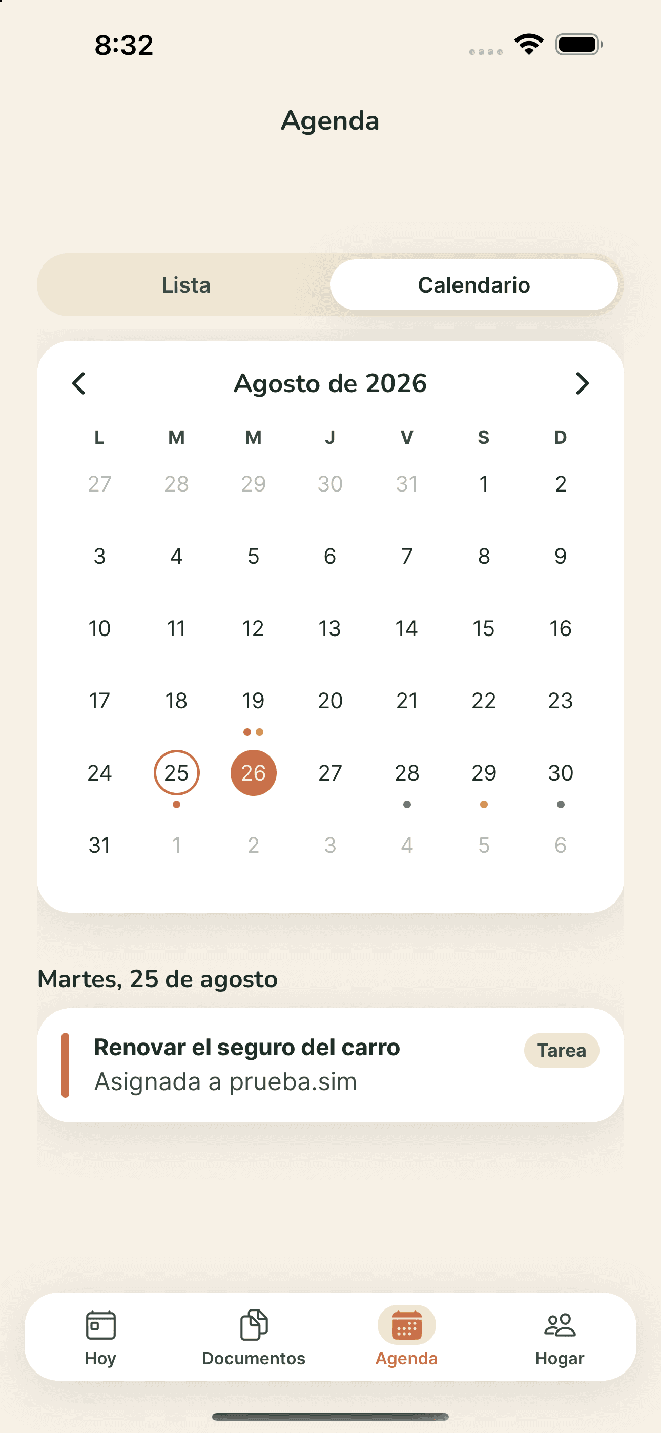 Calendario mensual del hogar con puntos de color en los días que tienen algo, y el detalle del día seleccionado debajo.