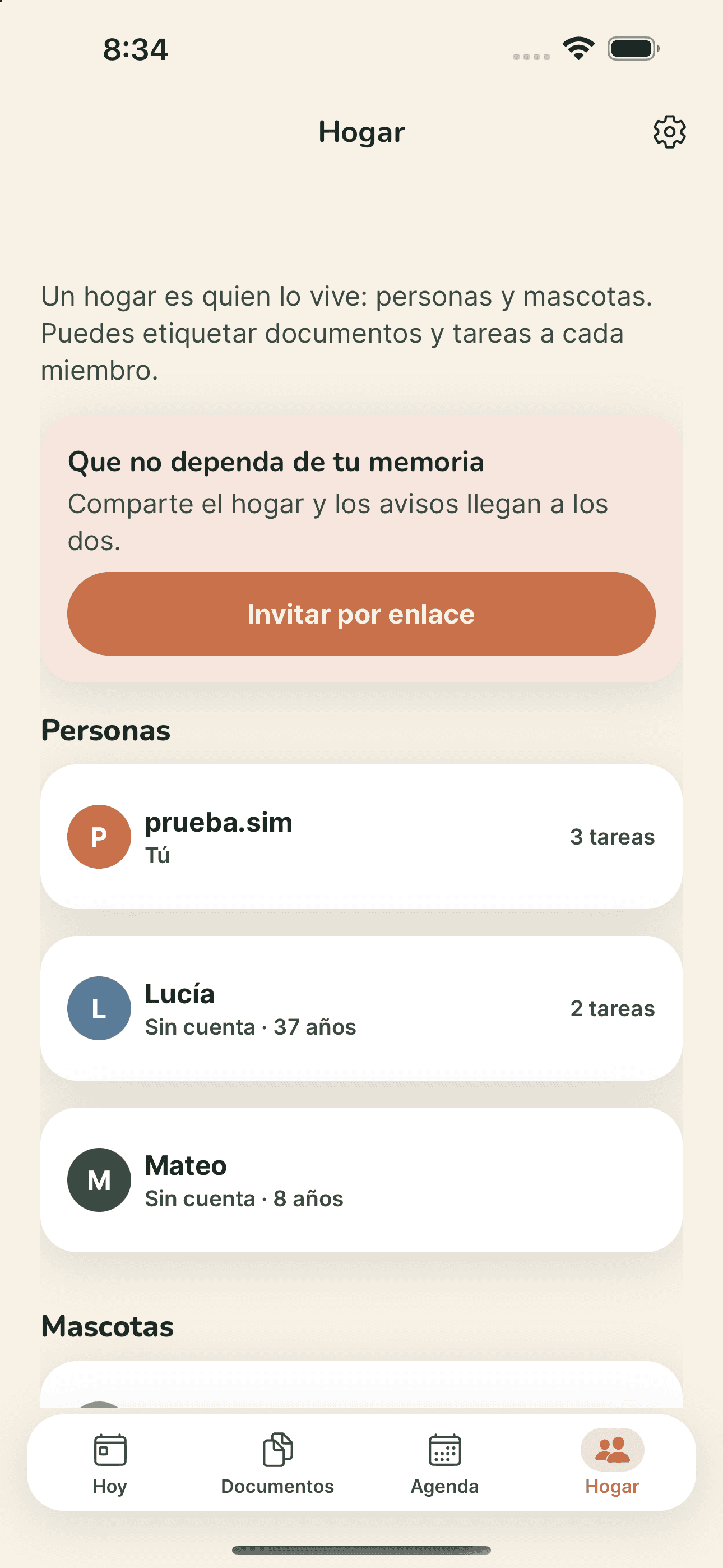 Los miembros del hogar: tres personas y dos mascotas, Nala la gata y Truco el perro, cada uno con sus tareas.